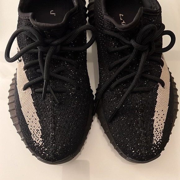 Yeezy Boost 350 V2 ‘OREO’ - Picture 7 of 10